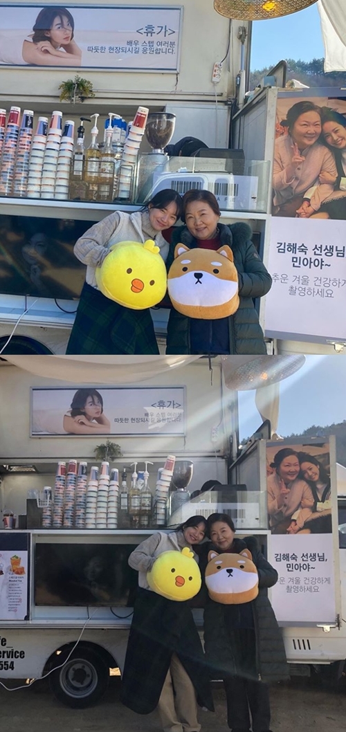 Actor Shin Min-a and Kim Hae-sook were happy with Han Ji-mins Coffee or Tea Gift.Shin Min-a posted several photos and posts on her Instagram account on Wednesday.In the post, Shin Min-a released a photo taken with Kim Hae-sook with an article entitled Thank you for your sister # Coffee or Tea.Especially, the two people are holding their cute character cushions and face each other, making them smile at the mouth of the viewer.Han Ji-mins Gifted Coffee or Tea is warmed by the phrase Kim Hae-sook, Min-ah, shoot cold winter healthy.Shin Min-a and Kim Hae-sook will appear in the movie Leave, which is scheduled to open in 2020.