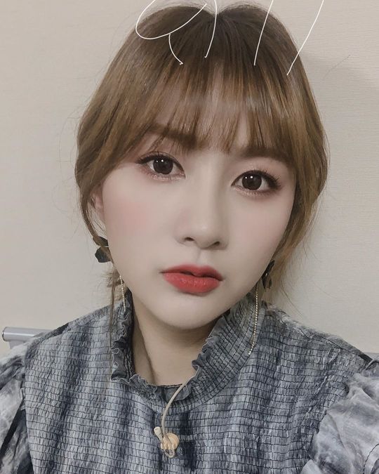 Oh Ha-young turned into a rabbit.Apink Oh Ha-young posted a picture with a rabbit emoticon on his Instagram on January 16.Oh Ha-young in the picture is equipped with a rabbit ear using an application. Oh Ha-youngs distinctive features and rabbit ears are combined to double the cuteness.minjee Lee