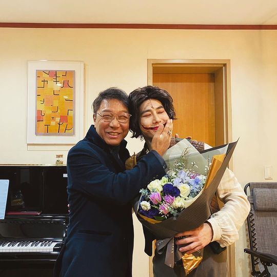 Suho has released a friendly shot with Lee Soo-man.Group EXO member Suho posted two photos on his instagram on January 15 with the phrase Thank you; teacher Lee Soo-man.Suho in the photo is dressed up as a musical smiling man and smiling brightly. Lee Soo-man patted Suhos cheek and showed affection.han jung-won