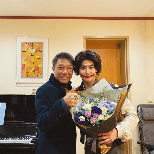 Suho has released a friendly shot with Lee Soo-man.Group EXO member Suho posted two photos on his instagram on January 15 with the phrase Thank you; teacher Lee Soo-man.Suho in the photo is dressed up as a musical smiling man and smiling brightly. Lee Soo-man patted Suhos cheek and showed affection.han jung-won