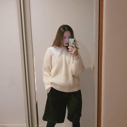 Singer Sunmi has reported on the latest.On January 16, Sunmi posted a picture on his Instagram and reported on his current situation.In the open photo, Sunmi is posing in front of the camera wearing an overfit knit and shorts.Sunmi, who showed a healthier appearance after 8kg increase, showed her charisma with makeup that gave her points with RED lip.Lee Ha-na