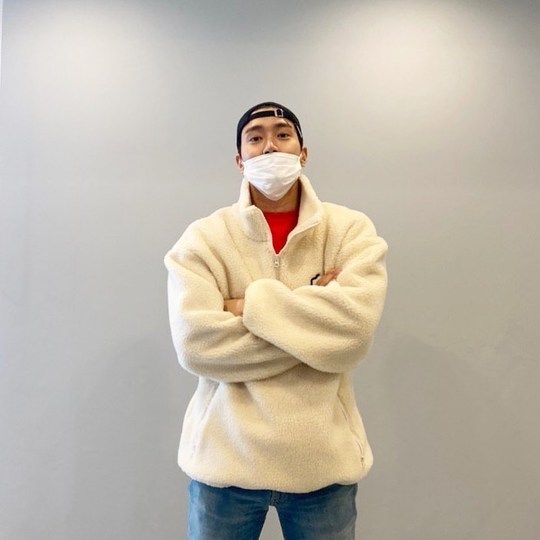 May Be Happy: Choi Siwon, Sleepy CheeringGroup Super Junior member Choi Siwon has Cheered rapper Sleepy.Choi Siwon wrote on his Instagram account on January 16, His 2020 yearIs always full of happy things! Inside the picture was a picture of Choi Siwon in a hooded T-shirt produced by Sleepy, who stares at the camera with chic eyes.Choi Siwons warm visuals catch the eyedelay stock