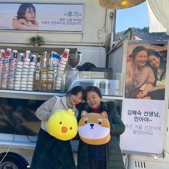 Actor Shin Min-a Kim Hae-sook took a photo of the certification with a bright smile in front of Coffee or Tea, which was presented to actor Han Ji-min.Shin Min-a posted several photos on January 16th with an article entitled Thank you for your Jimin sister on his personal instagram.Shin Min-a in the photo stands in front of Coffee or Tea presented by Kim Hae-sook and Han Ji-min on the set.Shin Min-a and Kim Hae-sook are smiling brightly with chick characters and puppy character doll hand stoves, respectively.Shin Min-a and Han Ji-min will join together in Noh Hee-kyungs new film HERE (Gase), starring actor Lee Byung-hun and Nam Joo-hyuk.Han Ji-min and Kim Hae-sook also have a relationship with SBS Drama Kine and Abel which was broadcast in 2009.Choi Yu-jin
