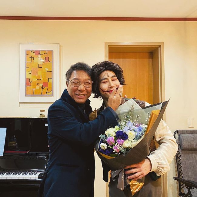 <p> Group EXOs Guardian is the SM Lee Soo-man, Chairman of the warming authentication shot was introduced.</p><p>Patron 16, his Instagram in the thank you Lee Soo-man Sir,this with a photo showing.</p><p>Published photo in the Guardian is holding a flower SM Entertainment Lee Soo-man blanket producer with a bright smile and all it contains. Lee Soo-man producer The Musical smiling manappeared in the Guardian to Cheering for the concert hall, youll find yourself warming to more.</p><p>Meanwhile the Guardian last 2018 premiere in the recent musical ‘The Laughing Man’back again. Hes the tragic fate of the protagonist ‘Gwynplaine’, taking the role of more deep inside the smoke and the high level of the stage floor. [PHOTO] The Guardian Instagram </p><p> The Guardian Instagram </p>