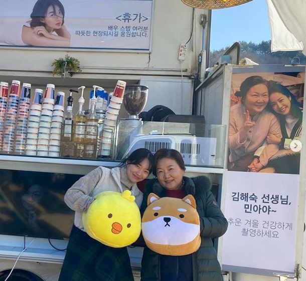 Actor Han Ji-min sent Coffee or Tea to Cheering at the scene of Shin Min-a and Kim Hae-sooks film Vaccation.Shin Min-a posted a picture on his SNS on the 16th with an article entitled Thank you for your sister!! # MovieVaccation First Coffee or Tea.Shin Min-a and Kim Hae-sook in the public photos are smiling brightly in the background of Coffee or Tea sent by Han Ji-min.Han Ji-min sent a message saying, Sir Kim Hae-sook, shoot Minya in the cold winter healthy.Vacation, a movie starring Shin Min-a and Kim Hae-sook, is a fantasy drama about a miraculous moment when a mother who has been receiving a three-day Vacation from the sky stays with her daughter.Kim Hae-sook played the role of Park Bok-ja, a mother who came down to Lee Seung with a swollen heart to meet her daughter, and Shin Min-a played the role of Bang Jin-ju, a daughter who runs a white house in a country house where her mother lived.Vaccation is currently filming on the 9th crank-in year