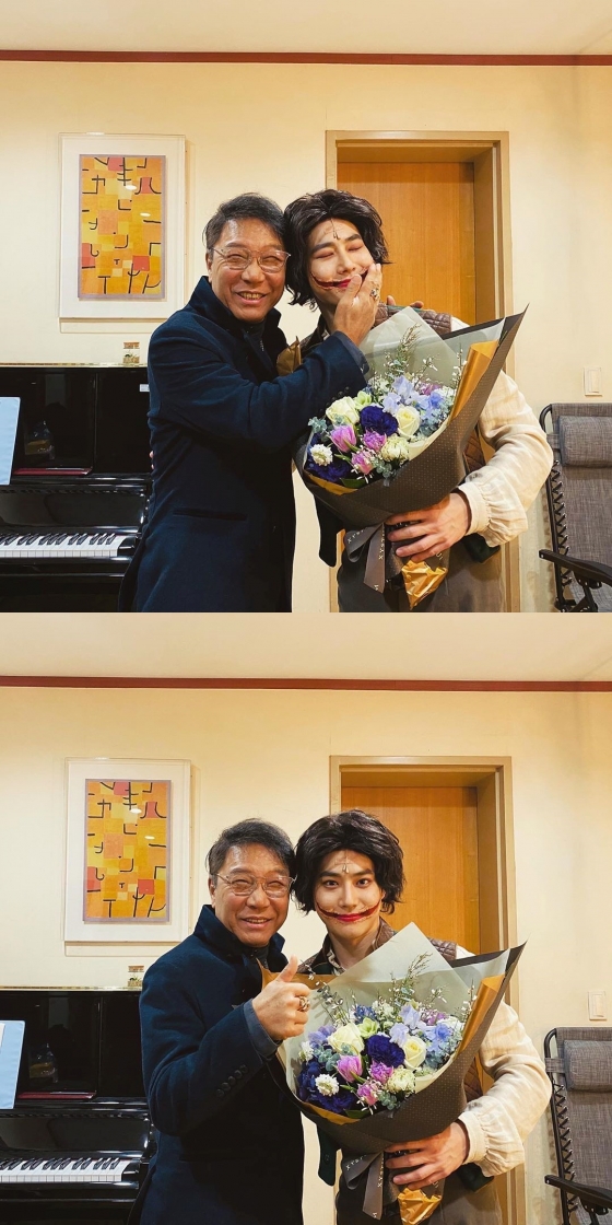 On the 16th, Suho posted two photos on his instagram with an article entitled Thank you Lee Soo-man.Suho in the public photo is taking a picture of a character in a musical smiling man.Especially Lee Soo-man and I looked at the camera with a friendly face to face, and it was warm.The netizens commented on Lets love EXO, Suho is always going to cheer up and It is good to see.On the other hand, Suhos musical Laughing Man is performing at the Opera House of the Seoul Arts Center in Seocho-dong, Seocho-gu, Seoul.