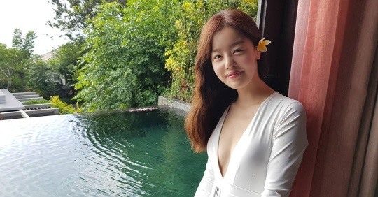 Han Sun-hwa showed off her neat look in a swimsuitSinger and actor Han Sun-hwa wrote on his Instagram account, The look on the Sunhua travel photos is very bright, both because the photographer is good at taking pictures or because the travel is happy.I hope the light will be all in Seoul. I hope youre beautiful all day. Everyones travel photos at the end of last year.In the open photo, Han Sun-hwa poses in a white Monokini in front of the pool. Flowers are on his head.I have a natural makeup like a stranger, and I have emanated a charm.Han Sun-hwa has appeared on MBC entertainment Returns of Guys Over the Line.