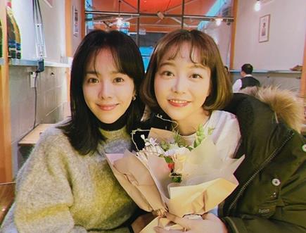 Actor Han Ji-min reveals his routineHan Ji-min posted a picture on his SNS on the afternoon of the 17th with an article entitled Ga Euns Play Debut! Kim Ga-eun Fighting.Han Ji-min in the public photo was captured on camera with a warm two-shot with his junior Actor Kim Ga-eun.Han Ji-mins live doll Beautiful looks, in particular, captures the penchant.On the other hand, Han Ji-min won the Best Actress Award in the 2019 MBC Acting Grand Prize in Drama last year through Drama Spring Night.
