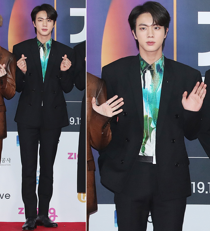 Group EXO Sehun and BTS (BTS) Jean have done the same dress with different charms.Sehun left for Italy on the afternoon of the 15th, and BTS Jean wore a brilliant print shirt and a black Double Jeopardy suit at 2019 SBS Gayo Daejeon last year.Both suits and shirts selected by the two are fashion brand Beluti (Beluti) 2020 S/S collection products.The model on the collection show was stylish with a chic black Double Jeopardy suit with a point, plus a colorful print shirt and a green color scheme.The model produced a sensual look with a slick hair style with a neat hair.Sehun unbuttoned the shirt lightly to create a natural mood, adding a point by matching Guddu with a front-nosed point.Sehun also saved a more sophisticated Feelings with a hair style that naturally passed the bangs as the model produced.Sehun unbuttoned the button and wore point shoes, while Jean buttoned the button neatly to the end of his neck and shoes also made a neat style by wearing clean shoes without decoration.In addition, Jean added a cute point with a so-called comma head style that slightly lowered one side of the bangs.EXO Sehun and BTS Jean, a Point shirt in suit...Where are you doing?