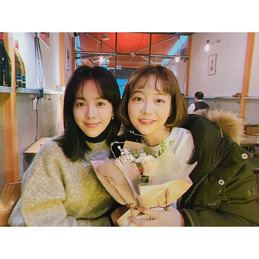Comprehensive channel JTBC Drama Snow Bush Actor Han Ji-min and Kim Ga-eun have reunited.Han Ji-min wrote on his Instagram account on Thursday afternoon, Playdebut of Gaeun!# Thieves Actor 1/27 ~ # Kim Ga-eun # Whiting and posted a picture.The photo shows Han Ji-min, who closely adhered to Kim Ga-eun with a bouquet of flowers.In another photo, Han Ji-min is smiling brightly, pointing to Kim Ga-eun in the poster, especially the warm friendship of the two makes the viewer feel good.Meanwhile, Han Ji-min and Kim Ga-eun have been breathing in Bush Eyes, which last March.