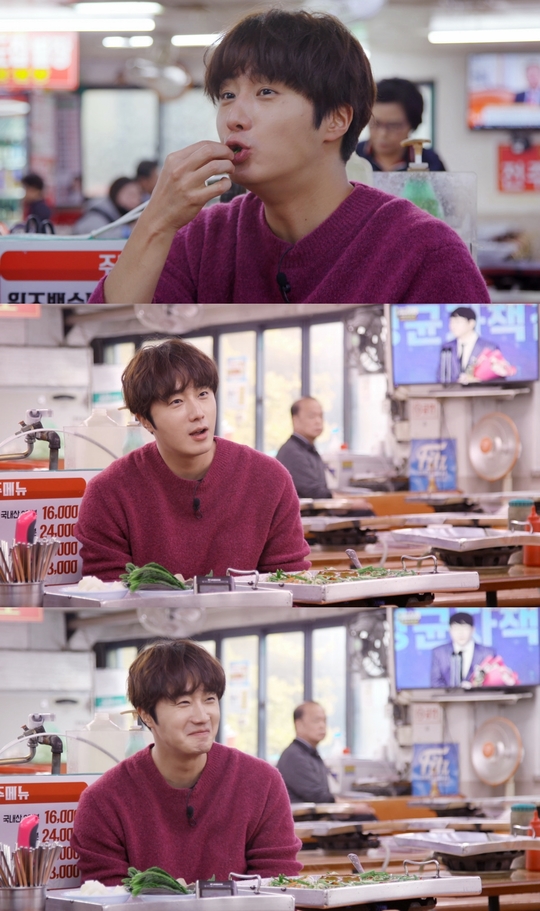 Jung Il-woo mentions best friend Lee Min-ho.KBS 2TV Stars Top Recipe at Fun-Staurant, which will be broadcast on January 17, will reveal the menu development process of five-person Chef (Lee Kyung-gyu, Lee Young-ja, Lee Jung-hyun, Jung Il-woo, Lee Hye-sung) to find the fourth theme, Taste of Memories.As the theme of Taste of Memories is, it is expected that Chefs will be more genuine than ever.In the last broadcast, Jung Il-woo recalled memories of 20 years old, and to this end, he recalled the memories of Lee Yoon-ho, a charismatic young man in his debut sitcom High Kick without Restraint 14 years ago.On this day, the memories of Jung Il-woo in their teens are revealed, ahead of their 20s.On this day, Jung Il-woo visits the Sundae village of Shinlim-dong, which he often attended during high school days.Jung Il-woo, who played the storm sundae Mukbang as a nickname of Food-in, recalled memories of high school days and told about his meeting with Friend Lee Min-ho, who has been a close friend until now.The two continue to have a sticky friendship, including sending coffee tea to each others filming sites.Jung Il-woo said, (When I was a child) I went to Lee Min-ho school for a festival, when a glowing child walked around from afar.Lee Min-ho has been handsome since she was a real child. She has been a great actress since she was a child. Stars Top Recipe at Fun-Staurant cast members who heard memories of Jung Il-woo and Lee Min-ho said, Who was more popular with girls?Jung Il-woo responded with a witty answer.In addition, MC Do Kyung-wan said, There were two famous children in our neighborhood. He said that he made the scene into a laughing sea by revealing entertainers who had wrinkled the neighborhood with him.pear hyo-ju