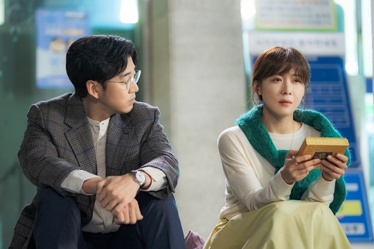 Can Yoon Kye-sang and Ha Ji-won, who confirmed their hearts with a hot kiss, match the last piece of the relationship and complete love?JTBC gilt Drama Chocolate (directed by Lee Hyung-min/playplayplay by Lee Kyung-hee) leaves only two times to the end.The sweet moments of Lee Kang (Yoon Kye-sang) and Moon Cha-young (Ha Ji-won), which were released on January 17 ahead of the 15th broadcast, amplifies the expectation of the twos flower path romance.Lee Gang and Moon Cha-young, who have been walking parallel lines all the time, are turning their attention to the remaining two times as they are at the beginning of the relationship, Wando.Moon Cha-young also shared his long-standing sincere heart toward the river and set it to the mixed time. Lee Gang and Moon Cha-young, who confirmed each others hearts with a hot kiss.The emotions that have been accumulated for a long time have exploded and created a heart-wrenching excitement and deep lust.Attention is focusing on whether Lee Gang and Moon Cha-young, who are going to their own tomorrow after a lot of mixed and difficult yesterdays, will be able to find the sweetness of life.In the ordinary life, Lee Gang and Moon Cha-young are together, so it becomes a special moment. Yoon Kye-sang appears as a gift in front of Moon Cha-young, who is sitting on the stairs with a tired face in the public photos.The paper bag that Lee Kang handed over is Chocolate. Moon Cha-young, who has lived a curved life, has been struggling to eat Chocolate every time he is tired.Moon Cha-youngs eyes, which recall the memories of holding Chocolate, are wet, and Lee Gangs eyes, which look at Moon Cha-young, who tells his story, deepen and become redder.Lee Gang and Moon Cha-young, who had been struggling with long wounds and despair, have left a lot of excitement and resonance beyond the excitement of being and laughing at each other.Now, Lee and Moon have held each others hands behind their hesitation, but Lee and Moon have mountains to overcome, including conflicts over the closure of the giant hospice.Im very excited about whether they can take a hard life and spread the flower path. Especially, the meaning of Chocolate is different for Lee and Moon.Lee Gang liked Chocolate more than anyone else, but after the death of his mother, Jung Soo-hee (Lee Eon-jung), he did not eat Chocolate. After surviving the collapse, Moon Cha-young passed through the hard-hits with Chocolate as soul food.It is a question of whether Lee Kang and Moon Cha Young will be able to match the last piece of Chocolate-related ties.bak-beauty