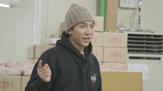 Lee Seung-gi meets a good boss this week.On TVN Friday Friday night broadcasted on January 17, Lee Seung-gis water gauge is unfolded.Friday Friday Night is a program in which six short-form corners of different materials, including labor, cooking, science, art, travel, and sports, are made up of omnibus formats.The short, different themes of about 15 minutes are unfolding at a speedy pace and giving viewers a boring fun. Lee Seung-gi is sweating with a daily experience of Factory in the Factory corner of experience life among the six corners.Lee Seung-gi is drawing attention to his special impression on Friday Friday night appearance.15-minute broadcast, short form is the first time, he said. I think it is the best program for viewers because it compresses only Axis during recording.I also have the advantage that I can shoot happily without the burden of broadcasting. I have never thought deeply about the factory of experience life, how things and food I always use are made and come to our hands.It is a precious experience to know the detailed process until the goods are made and the sincerity and beliefs of the field workers. At the recent production presentation, Na Young-Seok PD said, It is a sincere and friendly person.The Factory of Experience Life is the perfect corner for Lee Seung-gi, he said.Lee Seung-gi and Na Young-Seok PDs relationship date back to 2007 1 night and 2 days.At that time, Lee Seung-gi agreed with Na Young-Seok PD to appear until February 2020, and the contract containing the contents was talked about all the time through broadcasting and laughed a lot.Now that the long-term contract is at the end, Lee Seung-gi is responsible for a warm smile on Friday night, as Na Young-Seok PD intended.bak-beauty