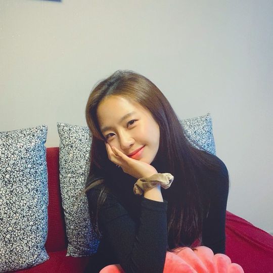 Singer and Actor Ye-won flaunted her pretty beauty with adorable SmileYe-won posted a picture on his personal Instagram account on January 17 with the caption Goodnight: in the photo Ye-won is building a lovely Smile with his right hand on his chin.Ye-won wore a black T-shirt and wore her bright brown hair down to create a lovely vibe.Ye-won announced on January 6 that he moved his agency to BK Company and announced that he will appear as a fixed guest of KBS coolFM Jung Eun-jis song plaza by Singer Jung Eun-ji.Choi Yu-jin