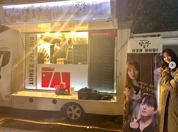 Jang Ki-yong, Lee Sung-kyung Coffee or Tea Gift Ill Run to Eunjae Model actor Jang Ki-yong revealed Lee Sung-kyung and YGs rice bowl.Lee Sung-kyung posted a Coffee or Tea authentication shot from Jang Ki-yong on his personal SNS on January 16.Coffee or Tea, which is open to the public, supports all the actors Lee Sung-kyung and Romantic Doctor Kim Sabu 2.If Lee Sung-kyung calls, Ill run (silver) or the phrase says.Lee Sung-kyung said, Thank you for the long-term Yomi surprise gift.Meanwhile, Lee Sung-kyung is appearing as Cha Eun-jae in SBS drama Romantic Doctor Kim Sabu 2Park Su-in