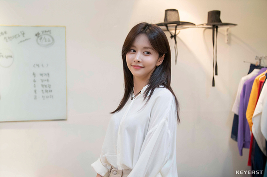 Han Bo-reum also showed a passionate richness in WebDrama Couple of Palace.On January 17, Keith released a behind-the-scenes cut of Han Bo-reums human vitamin-like vitality as well as the Palaces Couple, which is full of affection and enthusiasm for the work.WebDrama Couple of the Palace (directed by Raul Dysel), which Han Bo-reum plays as Main actor, is a romantic comedy that unfolds when Seo Bo-ram (Han Bo-reum), who worked as a Deoksugung commentator, accidentally reunites with Dong-gil (Shin Won-ho), who was a friend of his school days, and feels favorable to each other.Han Bo-reum led the index with a role of remembering the heartbreaking feelings he had experienced as a child as a Seo Bo-ram station, empathizing with the trauma of Dong-gil and becoming a strong support.The photo shows Han Bo-reum, who is in the midst of preparing for the filming, checking the script on the spot.Han Bo-reum was seen watching the script and adding ideas from various angles and helping to shoot. In another photo, rehearsals were also shown as affectionately acting like a real show.I did not lose my smile every moment and showed a high synchro rate with the Seo Bo-ram station which gives power to Donggil inside and outside.Thanks to Han Bo-reums pleasant energy and Shin Won-hos chemistry in the Palace Couple, the fun doubled.Han Bo-reum, who presented various historical knowledge as a Deoksugung commentator, revealed that he studyed with YouTube to find a story about the palace for the scene at the Couple of the Palace GV site, showing the enthusiasm of the rich who tried hard in small parts.The reason why Han Bo-reum was able to grow from a supporting actor to a Main actor is because he has been faithful and enthusiastic in any activity.So, in 2020, we are looking forward to the next step of Han Bo-reum, who is solidifying the position of the Main actor actor.Meanwhile, Han Bo-reum and Shin Won-hos Main actor, The Palace Couple, won the grand prize at the 2nd Seoul Story Drama script contest in 2018, consisting of nine 10-minute videos.On January 17, 7-9 times will be finally released through Naver, Facebook and YouTube.bak-beauty