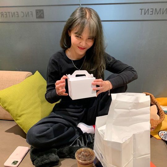 Group AOA member Jimin gave thanks to Cherry Bullet Yuju.Jimin posted two photos on his Instagram on January 17 with an article entitled Bread bought by Yuju.Jimin in the open photo is building a happy Smile with a gift bread from Yuju.Jimins lovely atmosphere and charm, which is contrary to chic all-black fashion, stands out.Park So-hee