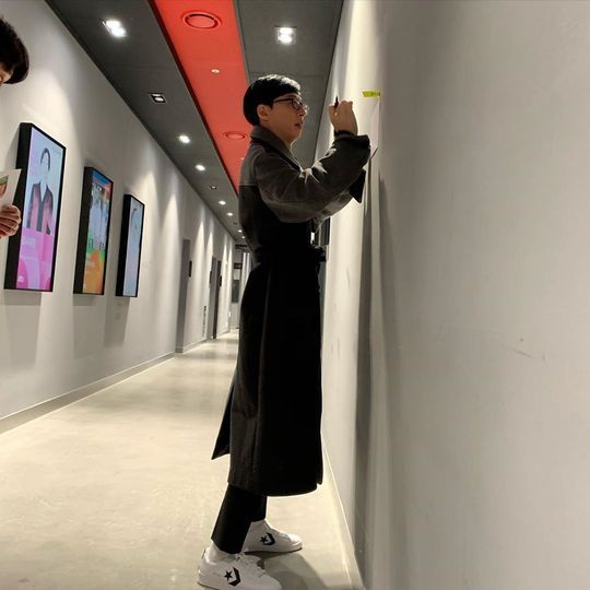 Kim Eana lyricist praised Yoo Jae-Suks clothesKim Eana posted a photo of Yoo Jae-Suk on his Instagram on January 17, before adding: Yoo Jae Suk Courtfit Boso #SugarMan Shot End.In the photo, Yoo Jae-Suk boasts an incredible coat fit in his 40s, which makes him admire.pear hyo-ju