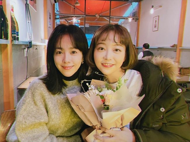 Actor Han Ji-min and Kim Ga-eun, who co-worked in Drama Bush Your Eyes, met again.Han Ji-min posted on his 17th day Ga Euns Play debut!In the photo posted along with this, there was a picture of Han Ji-min who met Kim Ga-eun in a cafe-looking place.Han Ji-min is making a heartfelt Cheering for the Play Actor Cheering, starring Kim Ga-eun.Han Ji-mins Kim Ga-eun Cheering continued: I saw Kim Ga-euns photo and sent a finger heart and went to see it with an acquaintance.After the viewing, Kim Ga-eun and I ate delicious food and cheered enthusiastically.Han Ji-min and Kim Ga-eun co-worked last years JTBC Drama Bush Your Eyes.Han Ji-min played Kim Hye-ja, and Kim Ga-eun played Lee Hyun-joo.Meanwhile, Han Ji-min is currently filming the movie Discipline.