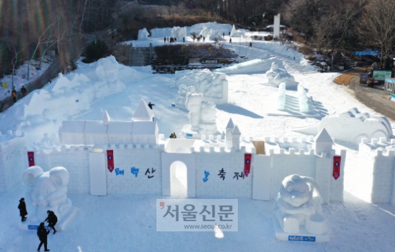 강원 정선과 태백 지역에선 겨울 하면 떠오르는 그 모습들이 곳곳에 펼쳐진다. 태백산당골광장에서 열리고 있는 태백산눈꽃축제.