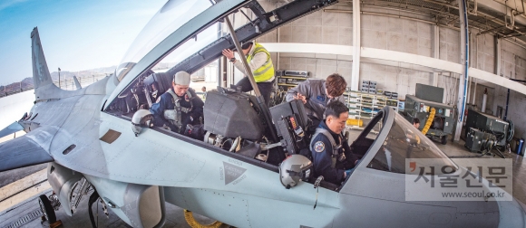 테스트 파일럿이 FA50 시험비행 중 기체를 점검하고 있다. FA50 개발로 우리나라는 자체적으로 초음속 전투기를 생산·수출할 수 있는 항공 선진국에 도달했다. 다음 목표는 한국형 전투기(KF-X)다. 한국항공우주산업(KAI) 제공