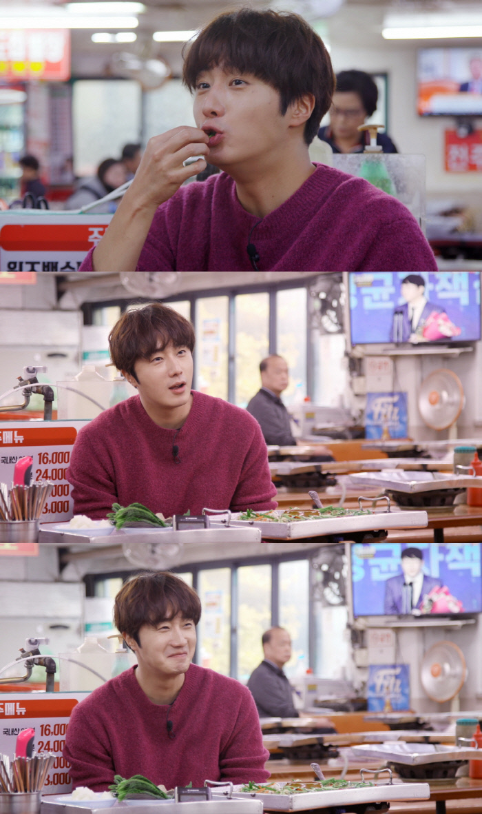 Stars Top Recipe at Fun-Staurant Jung Il-woo reveals memories with best friend Lee Min-hoOn KBS 2TV Stars Top Recipe at Fun-Staurant, which will be broadcast on January 17 (Friday), the menu development process of five-person Shef (Lee Kyung-gyu, Lee Young-ja, Lee Jung-hyun, Jung Il-woo, Lee Hye-sung) will be revealed to find the fourth theme, Taste of Memories.As the theme of Taste of Memories is, it is expected that Chefs will be more genuine than ever.In the last broadcast, Jung Il-woo recalled memories of 20 years old, and to this end, he recalled the memories of Lee Yoon-ho, a charismatic young man in his debut sitcom High Kick without Restraint 14 years ago.On the 17th broadcast, the memories of Jung Il-woo in his teens are revealed, ahead of his 20s.On this day, Jung Il-woo visits the Sundae village of Shinlim-dong, which he often attended during high school days.Jung Il-woo, who played the storm sundae Mukbang as a nickname of Food-in, recalled memories of high school days and told about his meeting with Friend Lee Min-ho, who has been a close friend until now.The two continue to have a sticky friendship, including sending coffee tea to each others filming sites.Jung Il-woo said, (When I was a child) I went to Lee Min-ho school for a festival, and then a glowing child walked around from a distance.Lee Min-ho has been handsome since she was a real child. She has been dreaming of an actor since she was a child. Stars Top Recipe at Fun-Staurant cast members who heard memories of Jung Il-woo and Lee Min-ho said, Who was more popular with girls?Jung Il-woo responded with a witty answer.In addition, MC Do Kyung-wan said, There were two famous children in our neighborhood. He said that he made the scene into a laughing sea by revealing entertainers who had wrinkled the neighborhood with him.On the other hand, Jung Il-woo will also find Lee Soon-jaes theater performance hall, which appeared together as a grandfather at the time of his debut film High Kick without Relent.The good-looking girl next to the handsome girl, KBS 2TV Stars Top Recipe at Fun-Staurant, which will be released with past memories of Jung Il-woo and Lee Min-ho and a new menu of Jung Il-woo, will be broadcast on Friday, January 17 at 9:45 pm.