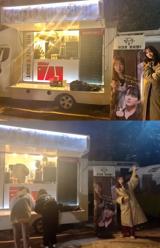 Actor Lee Sung-kyung thanked Jang Ki-yong for sending Coffee or Tea.Lee Sung-kyung posted photos and videos on his instagram account on the afternoon of the 17th, along with an article entitled Thank you for Jang Yomis surprise Gift # If you do not propose according to the order.In the public footage, Lee Sung-kyung stands in front of the entrance sign of Coffee or Tea, waving her arm; she raised her thumb, circled in place, and expressed her joy.The signboard includes a picture of Jang Ki-yong and Lee Sung-kyung, along with a cheer phrase Lee Sung-kyung Fighting.The netizens who saw this responded such as I like to see your friendship, Lee Sung-kyung is good for human relations and cute.Meanwhile, Lee Sung-kyung is appearing on SBS drama Romantic Doctor Kim Sabu 2.
