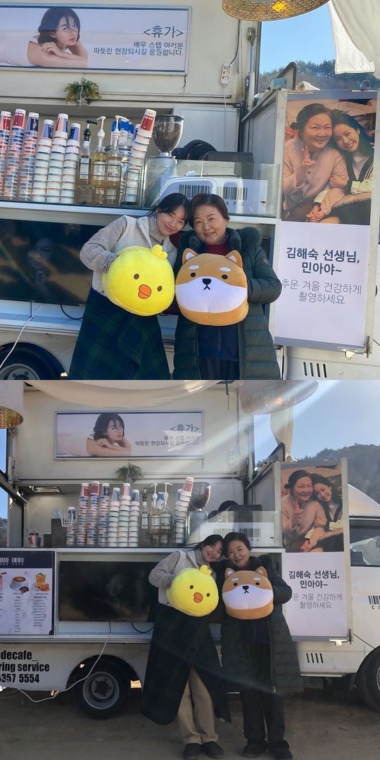 Actor Shin Min-a has certified Han Ji-mins Coffee or Tea Gift with Kim Hae-sook.Shin Min-a posted several photos on his 16th day with his article Thank you for your sister! And Coffee or Tea in the movie Vaccation.Shin Min-a in the public photo is taking a certification shot with a cute cushion hand stove in front of Kim Hae-sook and Coffee or Tea.The two are proud of their mother and daughter chemistry, with their heads in a friendly way and a similar look.Han Ji-mins Gifted Coffee or Tea is warmed by the phrase Kim Hae-sook, Min-ah, shoot cold winter healthy.Shin Min-a and Han Ji-min will join together in Noh Hee-kyungs new film HERE (Gase), starring Actor Lee Byung-hun and Nam Joo-hyuk.Kim Hae-sook and Han Ji-min also have a relationship with SBS Drama Kine and Abel and the movie Her Story which were broadcast in 2009.On the other hand, the movie Vaccation, in which Shin Min-a and Kim Hae-sook breathe as a mother and daughter, is a fantasy drama about a miraculous moment when a mother who has received a three-day Vacation from the sky stays with her daughter.Shin Min-a plays the role of daughter Bang Jin-ju, who runs a white house in a country house where her mother lived, and Kim Hae-sook plays the role of mother Park Bok-ja who came down to Lee Seung to meet her daughter.PhotoShin Min-a SNS