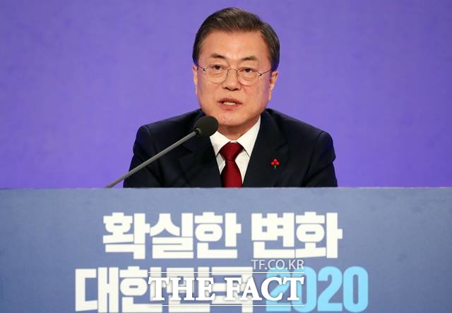 문재인 대통령이 지난 14일 청와대 영빈관에서 열린 '2020 대통령 신년 기자회견'에 참석해 100분가량 부동산 문제, 검찰개혁, 경제 등 취재진의 질문에 답했다. /청와대 제공