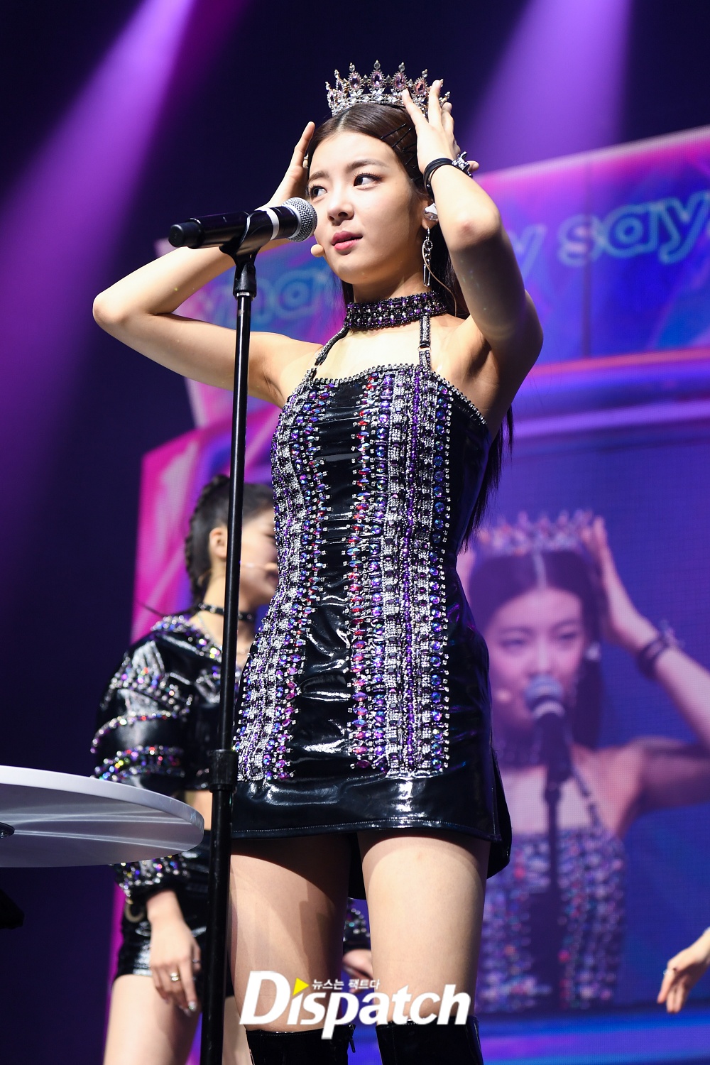 ITZY Lia showed off her sexy visuals.ITZY hosted the North American tour ITZY? ITZY! at Novo, LA, on the 18th (Korea time). About 2,000 local fans gathered to give a hot response.Lia captivated United States of America fans with a pale-colored visual on the day, especially when Lia crowned, fans sent storm shouts.Meanwhile, ITZY will continue to hold showcases in Minneapolis on the 19th (local time), Houston on the 22nd, Washington on the 24th, and New York on the 26th.VisualQueen, Lia.Im in LA.Over the ratio.Me, charm ITZY?
