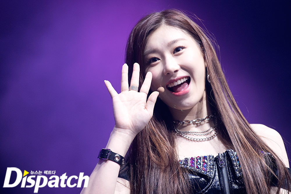 ITZY Chaeryeong captivates American fans with Storm LovelyITZY hosted the North American tour ITZY? ITZY! at Novo, LA, on the 18th (Korea time). About 2,000 local fans gathered to give a hot response.Chaeryeong showed off the charm of the patented cutie on the day, and it always brought out the shouts of fans with a blinking expression.Local fans reacted furiously, calling out Chaeryeongs name.Meanwhile, ITZY will continue to hold showcases in Minneapolis on the 19th (local time), Houston on the 22nd, Washington on the 24th, and New York on the 26th.ITZY QUIT (Chaeryeong)La fan, nice to meet you.Looks at it, Simkung.Lovely to Sarr.