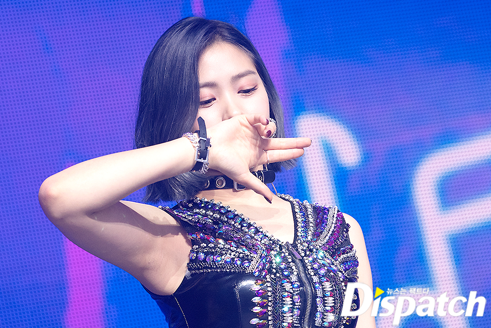 ITZY Ryu Jin showed the charm of Reversal story.ITZY hosted the North American tour ITZY? ITZY! at Novo, LA, on the 18th (Korea time). About 2,000 local fans gathered to give a hot response.On the day, Ryu Jin appealed to United States of America fans with dramatic and dramatic charm; on the hit stage, he performed a Powerful dance.During the talk time, he laughed by emitting the hidden sesame.Meanwhile, ITZY will continue to hold showcases in Minneapolis on the 19th (local time), Houston on the 22nd, Washington on the 24th, and New York on the 26th.Power dance in LA.Talk is ear yomi.Reversal story charm.What do you feel?
