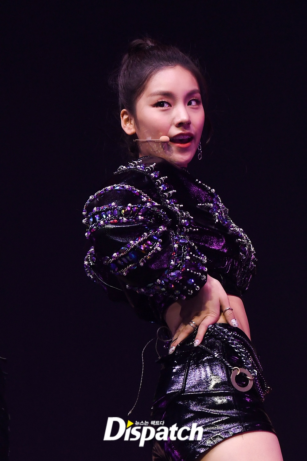ITZY Yezi showed off his main dancer dignity.ITZY hosted the North American tour ITZY? ITZY! at Novo, LA, on the 18th (Korea time). About 2,000 local fans gathered to give a hot response.Yezi was chic with a black look on the day, attracting attention by introducing sophisticated performance on the hit stage.Meanwhile, ITZY will continue to hold showcases in Minneapolis on the 19th (local time), Houston on the 22nd, Washington on the 24th, and New York on the 26th.ITZY Main Dancer (Yezi)La Moon Force Performance.intense charismagaze-stealing performer