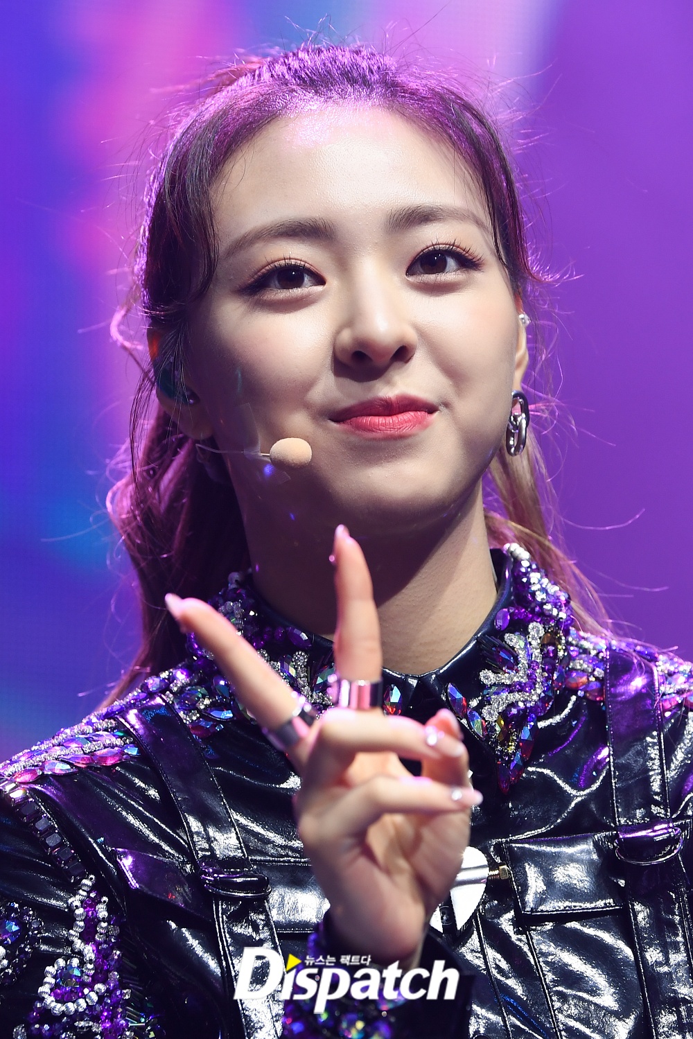 ITZY Yuna showed off her perfect visuals.ITZY hosted the North American tour ITZY? ITZY! at Novo, LA, on the 18th (Korea time). About 2,000 local fans gathered to give a hot response.Yuna started catching up with emoticon during the talk session, and received a hot applause from local fans with a cute emoticon look.Meanwhile, ITZY will continue to hold showcases in Minneapolis on the 19th (local time), Houston on the 22nd, Washington on the 24th, and New York on the 26th.Catch up with emoticon.Ill challenge you!Breathing cuteness.The youngest favorite.