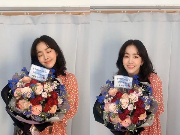 Actor Han Ji-min showed off her Hwasa-hued beautiful looks over flowersHan Ji-min posted a picture of his SNS with a bouquet of flowers on the 18th, and announced his current situation directly.Han Ji-min in the picture shows a bright smile with a bouquet of flowers, and the lovely atmosphere of Han Ji-min makes the viewer feel better.On the other hand, Han Ji-min showed impressive performances last year at JTBC Drama Snow Blind and MBC Drama Spring Night.In addition, early on, Noh Hee-kyungs new film HERE (Gase) will be confirmed and will be in close contact with Lee Byung-hun, Shin Min-ah, Bae Sung-woo and Nam Joo-hyuk.