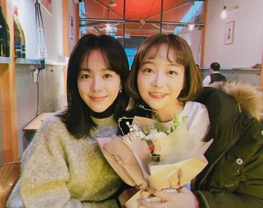 Han Ji-min posted several photos on his SNS on the 17th with the article Play debut! Fighting of Gaeun.In the photo, Kim Ga-eun and Han Ji-min with bouquets of flowers are shown.Han Ji-min sent a loving cheer to find acquaintances and theaters to celebrate Kim Ga-euns Play debut.The two have appeared together in JTBC Drama Snow Bush which was aired last year.Kim Ga-eun, who played Lee Hyun-joo, the mother-of-one best friend of Hye-ja (Han Ji-min and Kim Hye-ja) in Bushing the Eyes, is on stage as Play Thieve Actor.Thieves Actor is a comedy play featuring six characters with personality. Kim Ga-eun plays the role of editor Anne from overseas in the play.Meanwhile, Han Ji-min is currently in the midst of filming the movie Discipline.