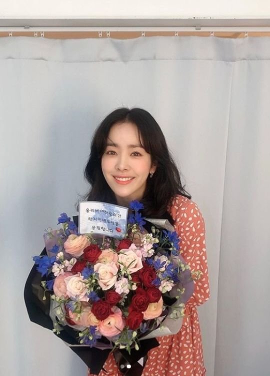 Han Ji-min posted two photos on his SNS on the 18th with the phrase Thank you.The photo shows Han Ji-min holding a bouquet of flowers presented by a clothing brand.The bright beautiful looks and lovely styling that illuminate the surroundings catch the eye.Han Ji-min is currently in the midst of filming the movie Leonardo Jardim.Leonardo Jardim is a remake of the Japanese movie Leonardo Jardim, Tigers and Fishes, which depicts the love of a normal college student Tsuneo and a girl with uncomfortable legs.Han Ji-min and Nam Joo-hyuk, who once showed good breathing in JTBC Drama Bloody Eyes, are once again divided into male and female protagonists.
