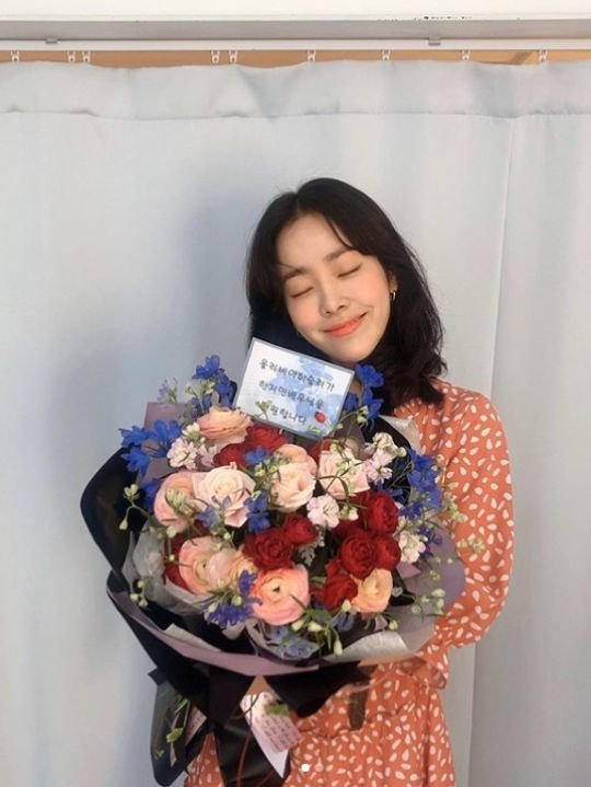 Han Ji-min posted two photos on his SNS on the 18th with the phrase Thank you.The photo shows Han Ji-min holding a bouquet of flowers presented by a clothing brand.The bright beautiful looks and lovely styling that illuminate the surroundings catch the eye.Han Ji-min is currently in the midst of filming the movie Leonardo Jardim.Leonardo Jardim is a remake of the Japanese movie Leonardo Jardim, Tigers and Fishes, which depicts the love of a normal college student Tsuneo and a girl with uncomfortable legs.Han Ji-min and Nam Joo-hyuk, who once showed good breathing in JTBC Drama Bloody Eyes, are once again divided into male and female protagonists.