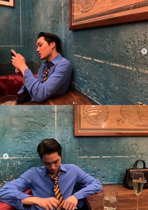 EXO Kai boasted a handsome visual.Kai recently posted two photos on his Instagram.In the photo, he sits with his phone in a blue shirt and a yellow and wine tie.He sat sideways, showing off his perfect visuals with high nose and sharp jawlines.Another photo shows Kai leaning against the wall and bowing his head.He was sitting comfortably without any posture, but his handsomeness and warm atmosphere could not be hidden.