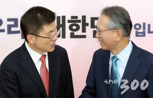 자유한국당 황교안 대표(왼쪽)와 공천관리위원회 위원장으로 임명된 김형오 전 국회의장이 17일 오전 서울 여의도 국회에서 열린 첫 회동에 참석해 인사하고 있다. / 사진=이기범 기자 leekb@