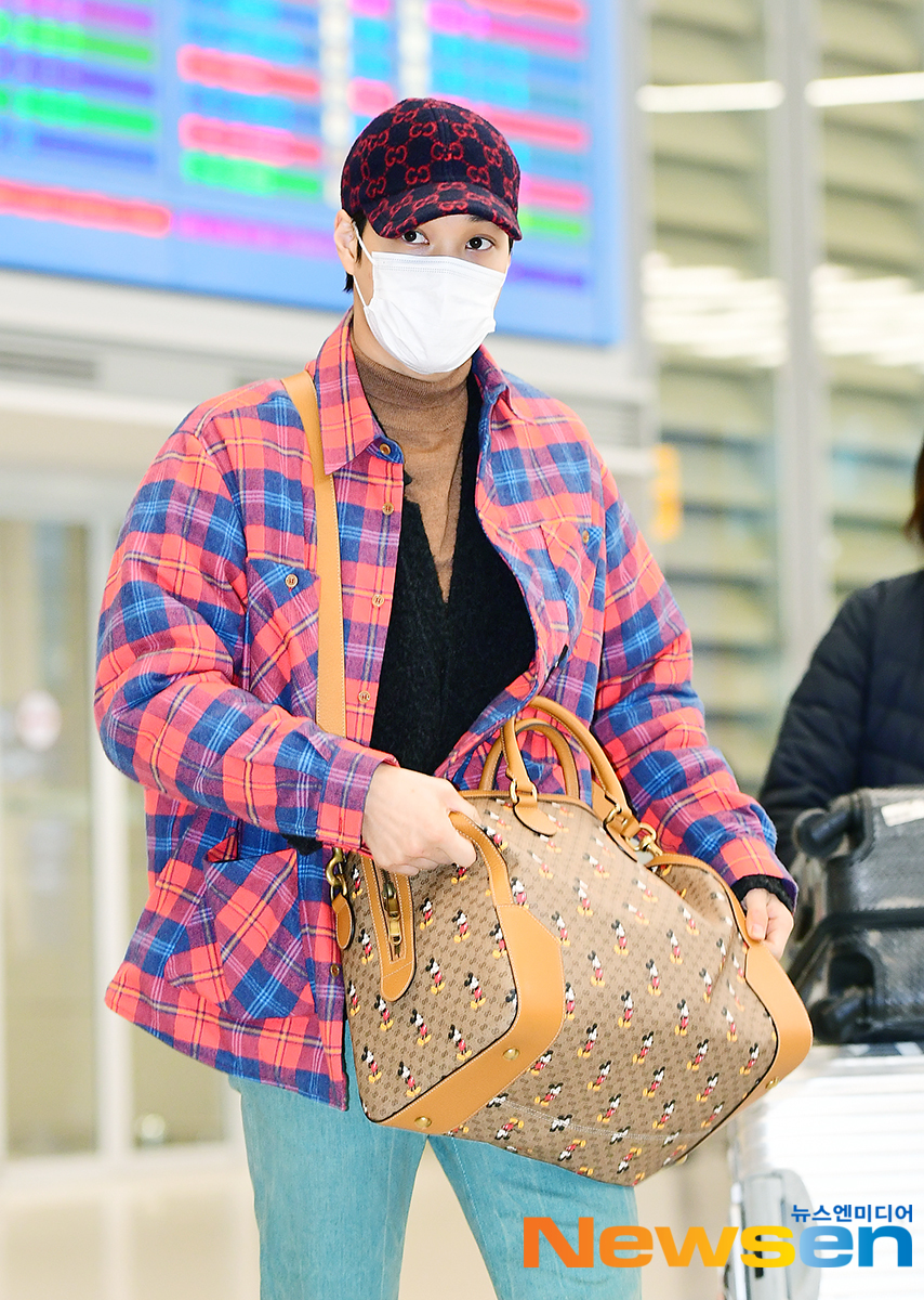 EXO Kai entered the country through the second passenger terminal of Incheon International Airport in Unseo-dong, Jung-gu, Incheon on the afternoon of January 18 after digesting the overseas schedule.EXO Kai is leaving the arrival hall on the day.Jang Gyeong-ho