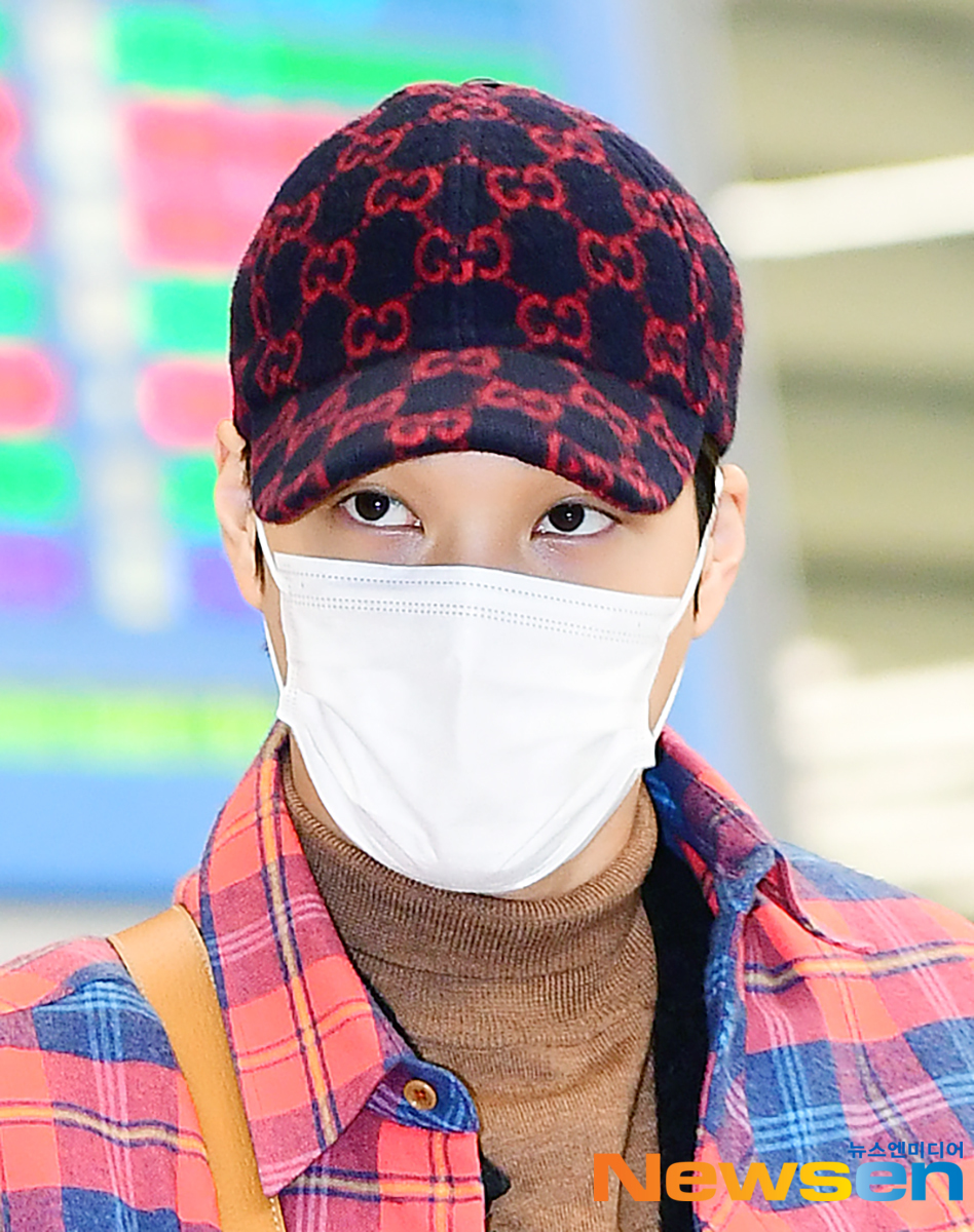 EXO Kai entered the country through the second passenger terminal of Incheon International Airport in Unseo-dong, Jung-gu, Incheon on the afternoon of January 18 after digesting the overseas schedule.EXO Kai is leaving the arrival hall on the day.Jang Gyeong-ho