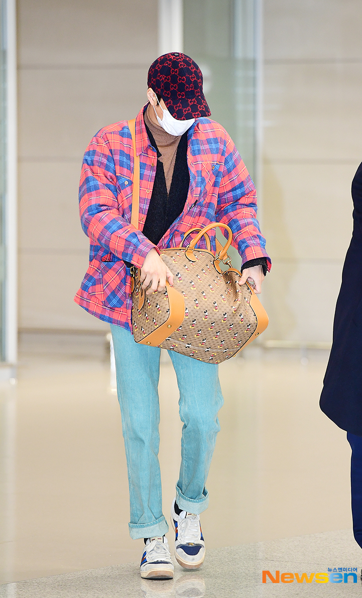 EXO Kai entered the country through the second passenger terminal of Incheon International Airport in Unseo-dong, Jung-gu, Incheon on the afternoon of January 18 after digesting the overseas schedule.EXO Kai is leaving the arrival hall on the day.Jang Gyeong-ho