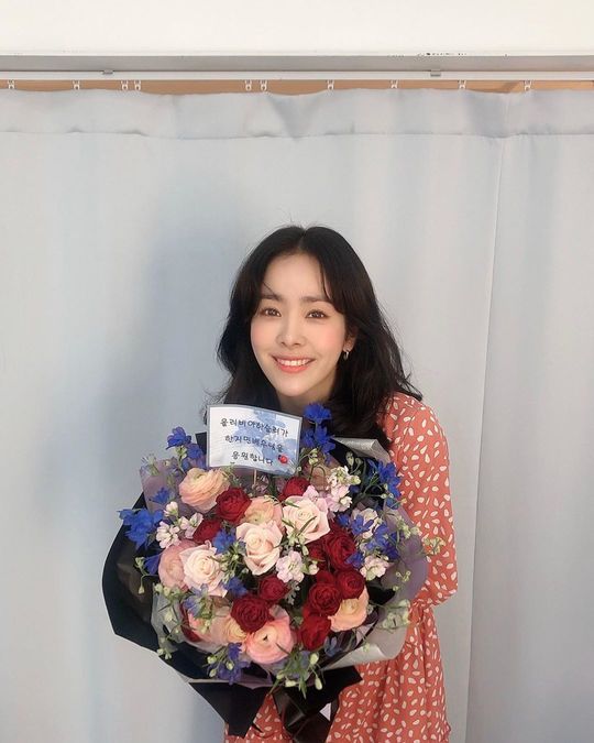 Actor Han Ji-min flaunts bright beautiful looksHan Ji-min posted two photos on his instagram on January 18 with an article entitled Thank You.Han Ji-min in the public photo is smiling happily with a bouquet of flowers.Han Ji-mins beautiful look and elegant atmosphere are more beautiful than flowers.Park So-hee