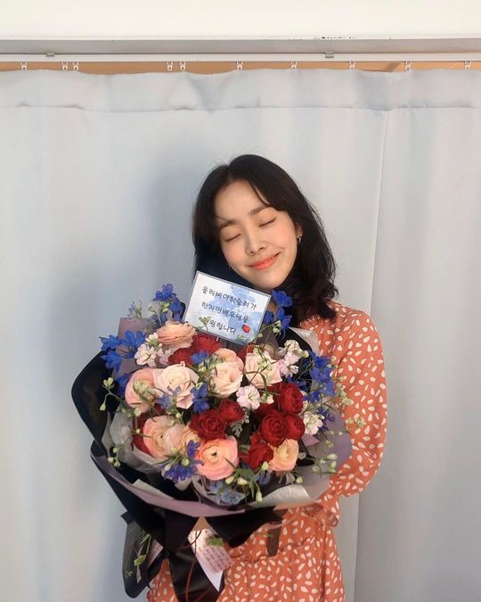 <p>Actress Han Ji-min is gorgeous, Beautiful looks, and was proud.</p><p>Han Ji-min is 1 18, his Instagram Thank youand post a photo with the two showing.</p><p>The revealed picture, Han Ji-min is a gift a bouquet holding a happy smile on. Flowers more beautiful than Han Ji-mins Beautiful looks and elegant atmosphere eye catching.</p><p>Meanwhile, Han Ji-min is last years MBC drama spring nighthas starred in</p>