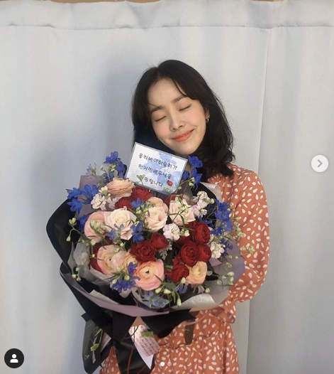 Actor Han Ji-min shows off her pretty look than flowersHan Ji-min had a hashtag of his clothing brand, which he is working as a model, with a message Thank you on his Instagram on the afternoon of the 18th.In the photo he posted together, he is laughing with a Basket of Flowers saying, Olivia Hasler supports Han Ji-min Actor.The flower presents are filled with smiles, and the beautiful visuals are natural.Meanwhile, Han Ji-min was nominated for Best Actress for Mitsubac at the 56th Daejong Award Film Festival held at the Hall of Peace at Kyunghee University in Seoul on February 25th.SNS