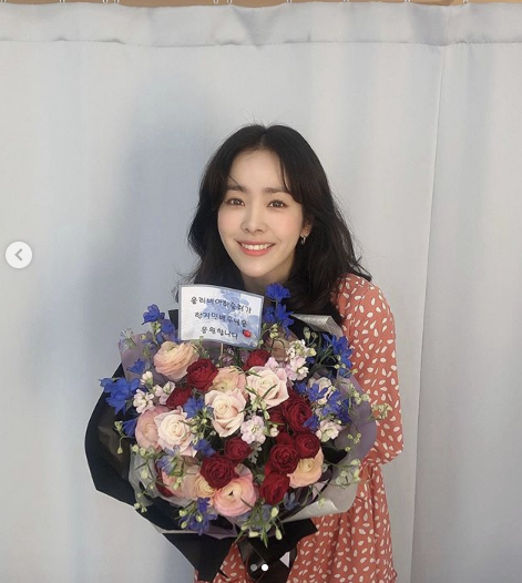 Actor Han Ji-min shows off her pretty look than flowersHan Ji-min had a hashtag of his clothing brand, which he is working as a model, with a message Thank you on his Instagram on the afternoon of the 18th.In the photo he posted together, he is laughing with a Basket of Flowers saying, Olivia Hasler supports Han Ji-min Actor.The flower presents are filled with smiles, and the beautiful visuals are natural.Meanwhile, Han Ji-min was nominated for Best Actress for Mitsubac at the 56th Daejong Award Film Festival held at the Hall of Peace at Kyunghee University in Seoul on February 25th.SNS