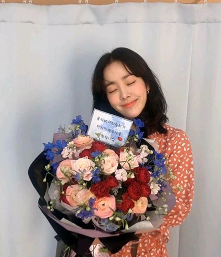 Actor Han Ji-min flaunts bright SmileOn the 18th, Han Ji-min posted a picture on his Instagram with an article called Thank you.The photo shows Han Ji-min, who received a bouquet of flowers from a clothing brand that he is working as a model, expressing his gratitude with a bright smile.Han Ji-min is scheduled to meet viewers with his new drama HERE this year.Photo = Han Ji-min Instagram