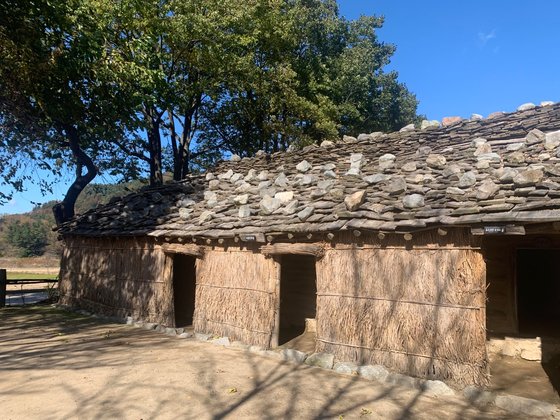 경북 울릉군 북면 나리분지 안에 위치한 투막집. 조선 후기 울릉도 개척민들이 살던 주거 형태다. 김정석 기자