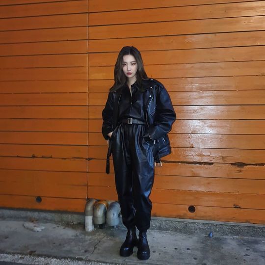 Singer Sunmi showed off her extraordinary fashion digestion.Sunmi posted a photo on her Instagram on January 19.The photo shows Sunmi, which adds stylish charm to all-black fashion. Sunmi is emitting chic eyes.Sunmis fading small face size and white white skin that feels pale attracts attention.delay stock